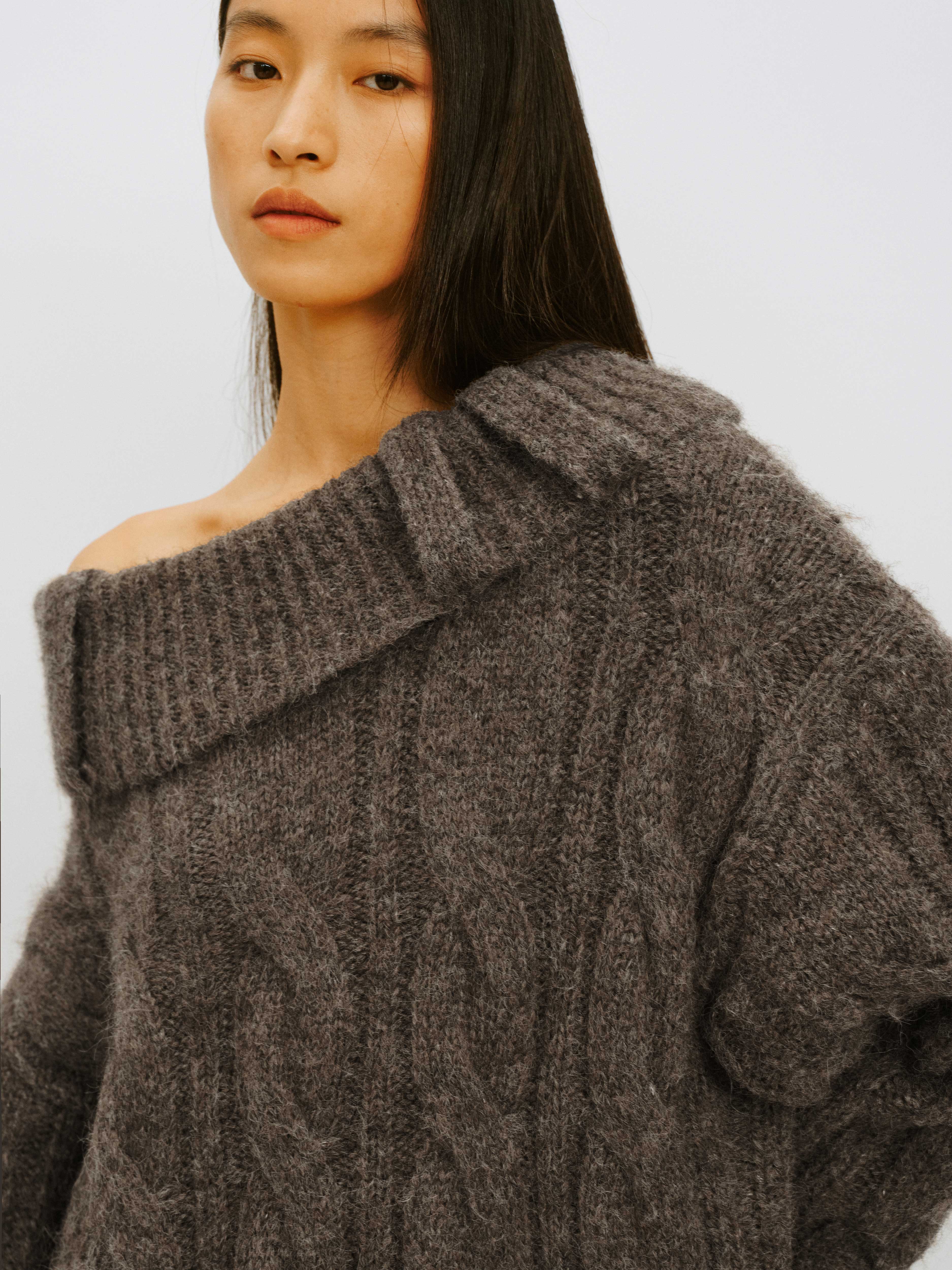 IFIK One-Shoulder Sweater